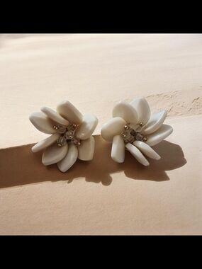 Vintage White Floral Cluster Stud Earrings - Women Jewelry